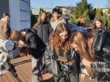 Grupa nastolatków pracująca z teleskopami
