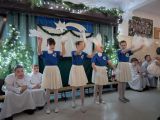 Cztery tańczące dziewczynki w niebiesko - białych strojach