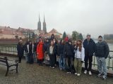 Grupa nastolatków na tle panoramy miasta