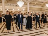 Sala balowa. Grupa kilkudziesięciu osób tańczących poloneza.