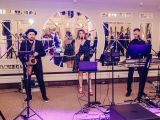 Sala balowa. Zespół muzyczny na scenie.