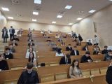 Kilkadziesiąt osób w sali wykładowej podczas pisania testu konkursowego