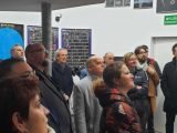 Grupa dorosłych wewnątrz budynku obserwatorium