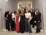 Grupa młodzieży w pomieszeniu o białych ścianach