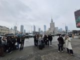 Grupa młodzieży na placu. w tle panorama Warszawy.