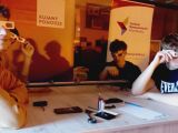 Nastolatkowie w kwadratowych okularach przy stolikach w labolatorium fizycznym