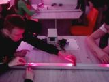 Różowa poświata. Dwaj chłopcy i dziewczynka podczas doświadczeń fizycznych