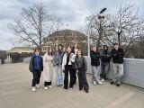 Grupa nastolatków na tle panoramy   miasta