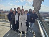 Grupa nastolatków na tle panoramy miasta