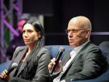 Dwoje ludzi z mikrofonem na kanapie