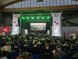 Hala. Scena w tle. Tłum ludzi przed sceną