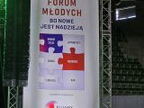 Biały rollup z napisem Forum młodych bo nowe jest nadzieją