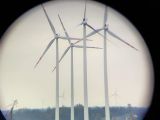 Turbiny wiatrowe - widok przez oko teleskopu.