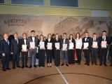 Kilkanaście osów w sali gimnastycznej w galowych strojach