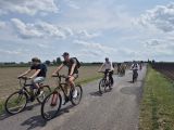 Grupa młodych ludzi na rowerach w wiejskiej okolicy