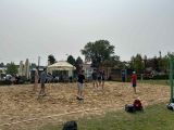 Młodzi ludzie grający w siatkówkę plażową