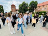 Młodzi ludzie spacerujący na tle zamku
