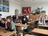Grupa uczniów w klasie