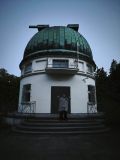 Nastolatka na schodach okrągłego budynku z kopułą