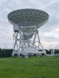 Okrągła biała instalacja do obserwacji  na stalowym stelażu