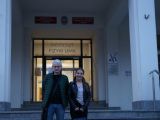 Mężczyzna i nastolatka na schodach budynku. Nad ich głowami napis Instytut Aleksandra Jabłońskiego