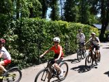Pięcioro rowerzystów na ulicy miasteczka