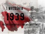 Na biało czerwonej fladze czarny napis "1 września rocznica wybuchu II wojny światowej". Z prawej strony czarno-białe...
