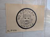 Portret mężczyzny z wąsem, w koronie, narysowany czarną kredką na kremowej kartce przyklejonej do ściany