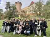 Grupa młodzieży na tle Zamku Królewskiego na Wawelu