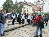Grupa młodzieży z przewodniczką na ulicy krakowskiego Kazimierza, w dawnej dzielnicy żydowskiej