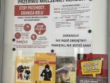 Gablota szklana z plakatem informacyjnym o przemocy. Pod plakatem kilka książek.