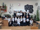 Grupa młodzieży pozująca do zdjęcia trzyma w ręku litery tworzące napis Szkoła bez przemocy