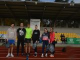 Na stadionie, w rzędzie obok siebie stoi sześcioro licealistów w strojach sportowych (3 chłopaków i 3 dziewczyny). W tle...