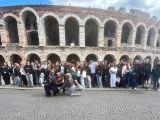 Duża grupa uczniów liceum na tle Arena di Verona