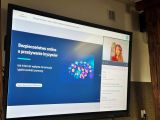Tabica multimedialna pokazująca lekcję online prowadzoną przez specjalistkę. Tematyka dotyczy bezpieczeństwa online i...
