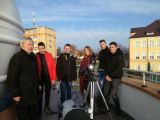 Pięcioro uczniów liceum i starszy pan stoją na balkonie obserwatorium astronomicznego, przed nimi stoi teleskop.