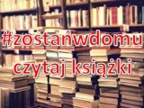 Stosy książek leżące na stolikach. W tle regały z książkami. Napis "#zostańw domu, czytaj książki".