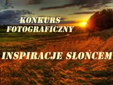 Napis Konkurs Fotograficzny "Inspiracje Słońcem" na tle widoku łąki i zachodzącego słońca.