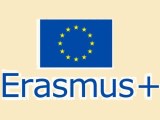 Flaga Unii Europejsiej: granatowa ze złotymi gwiazdkami ułożonymi w kształt koła. Napis: Erasmus+.