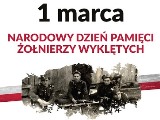 Biały plakat. Na środku czarno-białe zdjęcie czterech żołnierzy na biało-czerowonej fladze. Nad zdjęciem napis.