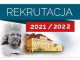 Rekrutacja 2021/2022 - widok budynku liceum oraz pomnika patrona.