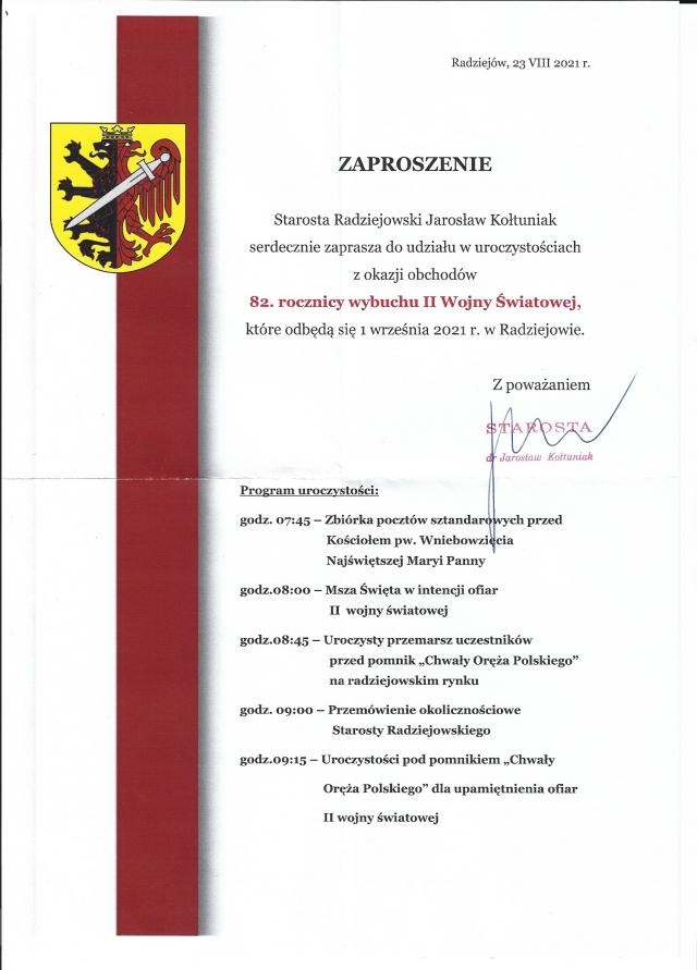 Treść zaproszenia i programu uroczystości na białej kartce. Z lewej strony biało-czerwona flaga, u góry logo powiatu.