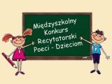 Na zielonej tablicy napis: "Międzyszkolny Konkurs Recytatorski Poeci Dzieciom".  Przy tablicy dziewczynka i chłopiec.