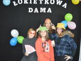 Cztery uczennice liceum z kobietą w okularach stoją w grupie. Dziewczęta mają kapelusze na głowach.
