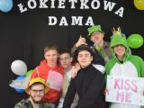 Sześciu chłopców z liceum stoi w grupie. Niektórzy mają na głowach kapelusze. W tle granatowa zasłona.