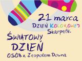 Dwie skarpetki, przy nich napis: 21 marca - Dzień Kolorowej Skarpetki. Światowy Dzień osób z Zespołem Downa.