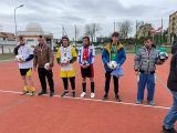Sześciu młodych sportowców z medalami na szyi pozuje do zdjęcia