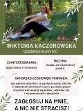 Plakat. Na białym tle czarny tekst. Ugóry na zielonym tle zdjęcie dziewczyny w okularach.