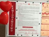 Na białej tablicy biały plakat z czarnym tekstem. Obok na czerwonym tle biały napis "Krwiodawstwo". Na tablicy dwa czrwone...