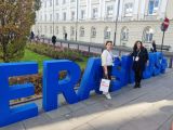 Dwie kobiety na tle niebieskiego napisu erasmus